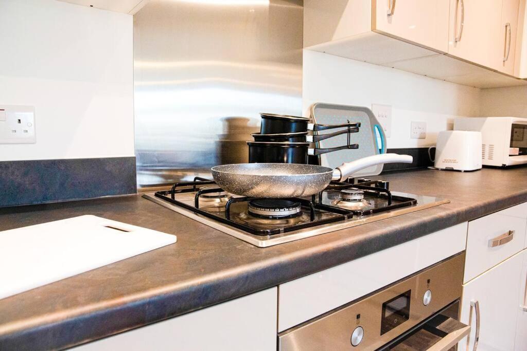 A Luxury 2 Bedroom Apartment With 2 Free Parking Chatham  Exterior photo