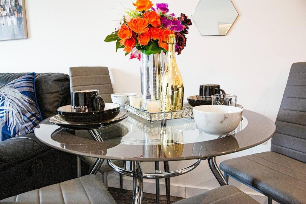 A Luxury 2 Bedroom Apartment With 2 Free Parking Chatham  Exterior photo