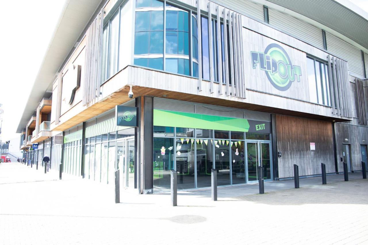 A Luxury 2 Bedroom Apartment With 2 Free Parking Chatham  Exterior photo