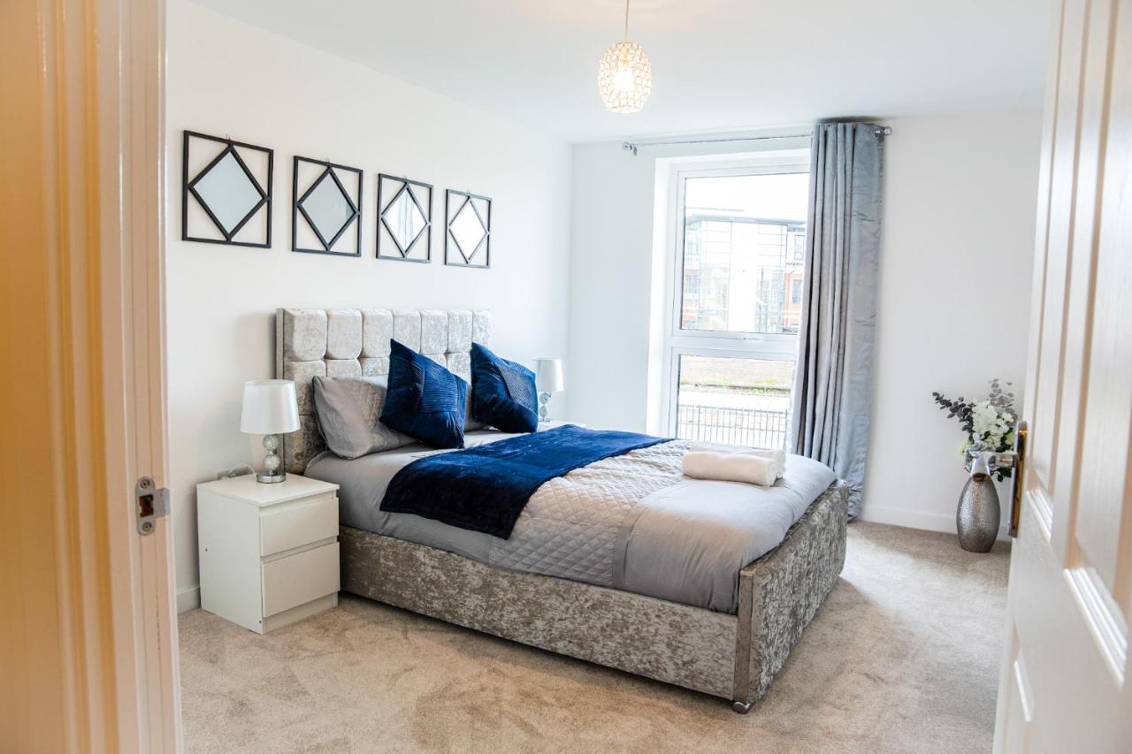 A Luxury 2 Bedroom Apartment With 2 Free Parking Chatham  Exterior photo