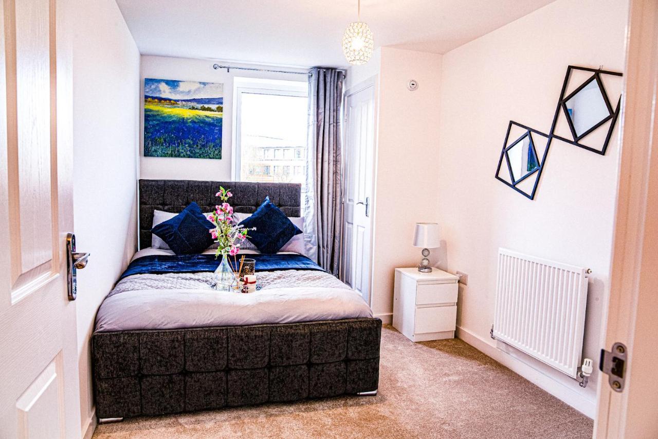 A Luxury 2 Bedroom Apartment With 2 Free Parking Chatham  Exterior photo