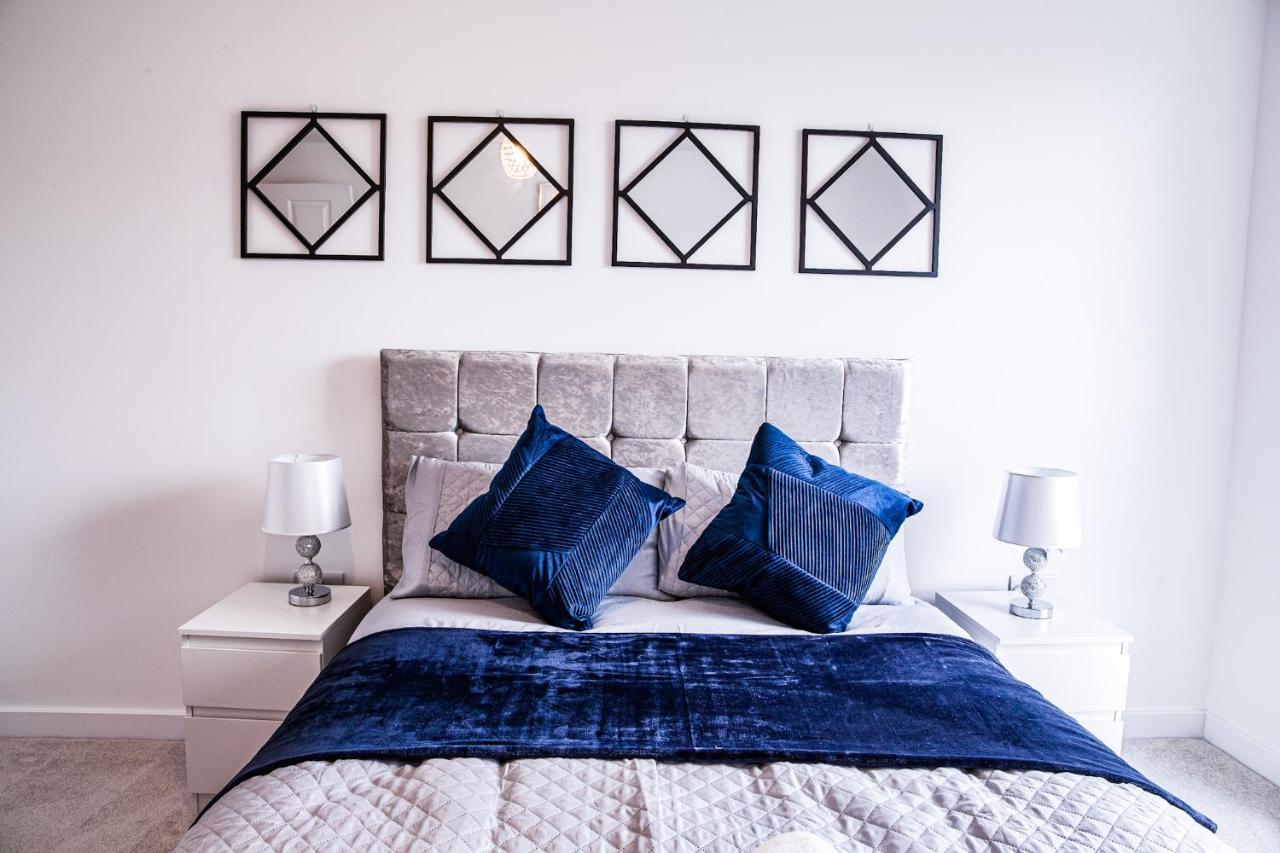 A Luxury 2 Bedroom Apartment With 2 Free Parking Chatham  Exterior photo