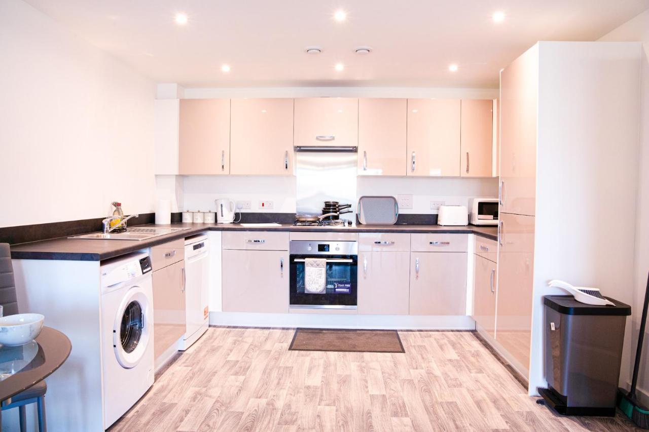 A Luxury 2 Bedroom Apartment With 2 Free Parking Chatham  Exterior photo