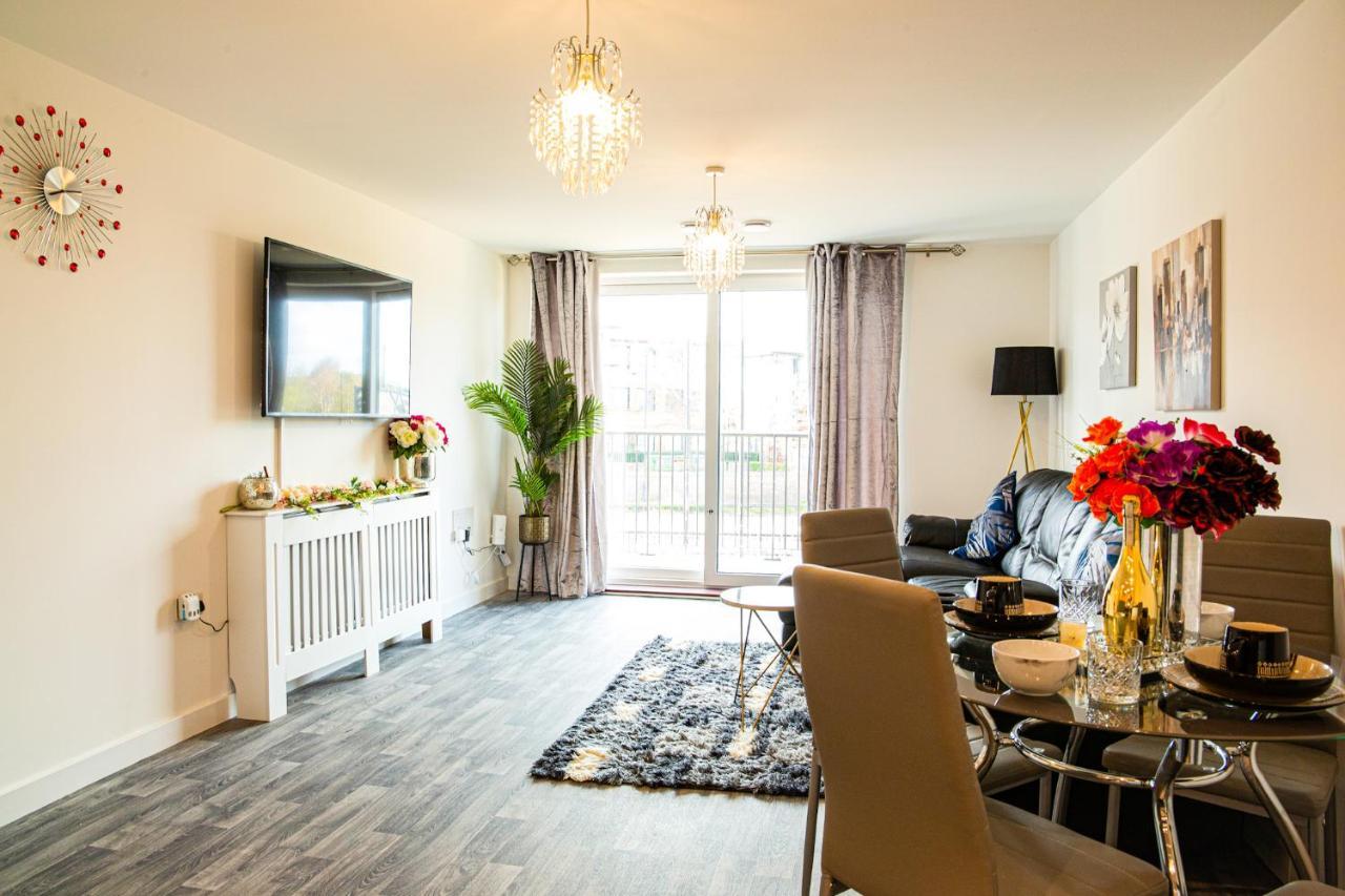 A Luxury 2 Bedroom Apartment With 2 Free Parking Chatham  Exterior photo