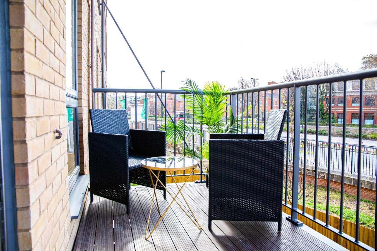 A Luxury 2 Bedroom Apartment With 2 Free Parking Chatham  Exterior photo